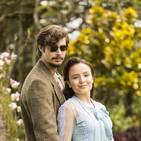 Elisa (Larissa Manoela) se apaixona por Davi (Rafael Vitti) na novela 'Além da Ilusão', ambientada nos anos 1930 na primeira fase