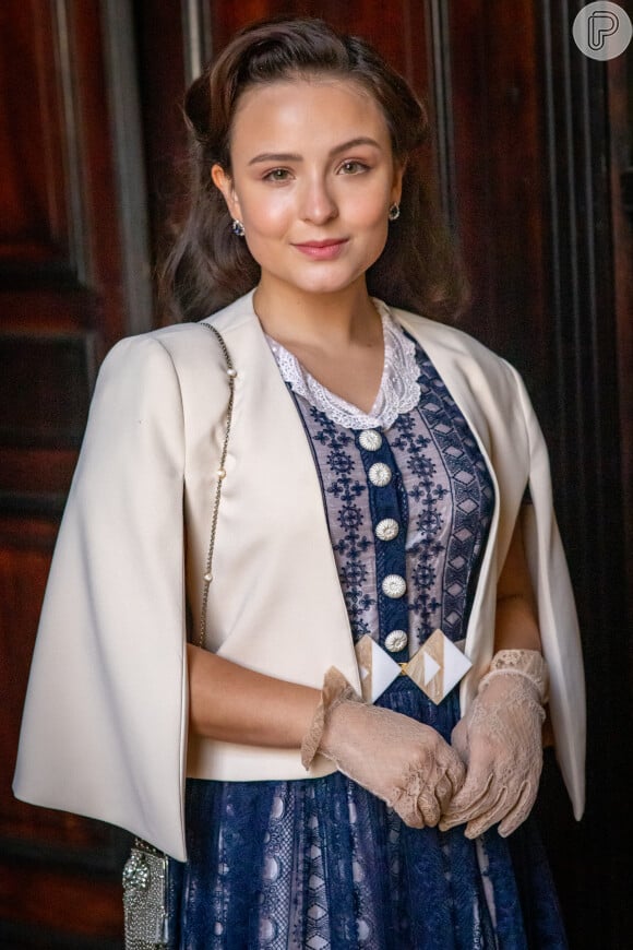 Larissa Manoela caracterizada de Elisa, irmã de Isadora (Sofia Budke) na primeira fase da novela 'Além da Ilusão'