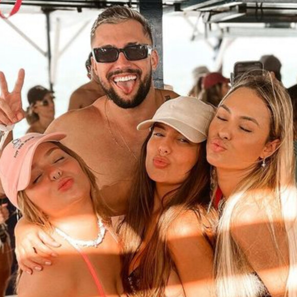Réveillon 2022 dos famosos: Sarah Andrade posa com os amigos do 'BBB 21': Thaís Braz, Viih Tube e Arthur Picoli em São Miguel do Gostoso (RN)