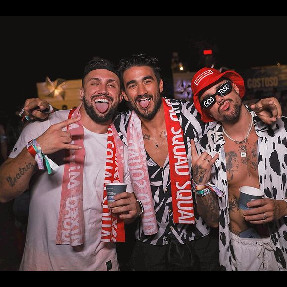 Réveillon 2022 dos famosos: Arthur Picoli, Guilherme Napolitano e Lipe Ribeiro posaram para fotos juntos em meio à festa de São Miguel do Gostoso (RN)