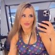 A advogada Deolane Bezerra tirou mega-hair e mostrou cabelo natural no Instagram