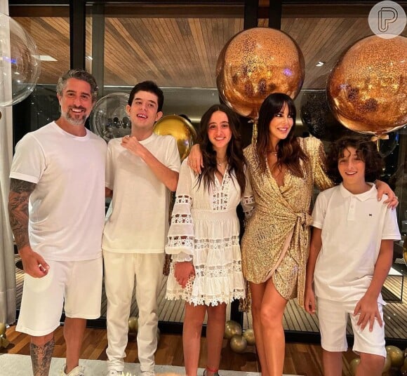 Marcos Mion posa com os três filhos e a mulher, Suzana Gullo, Romeo, Donatella e Stefano: 'O ano mais louco da minha vida'