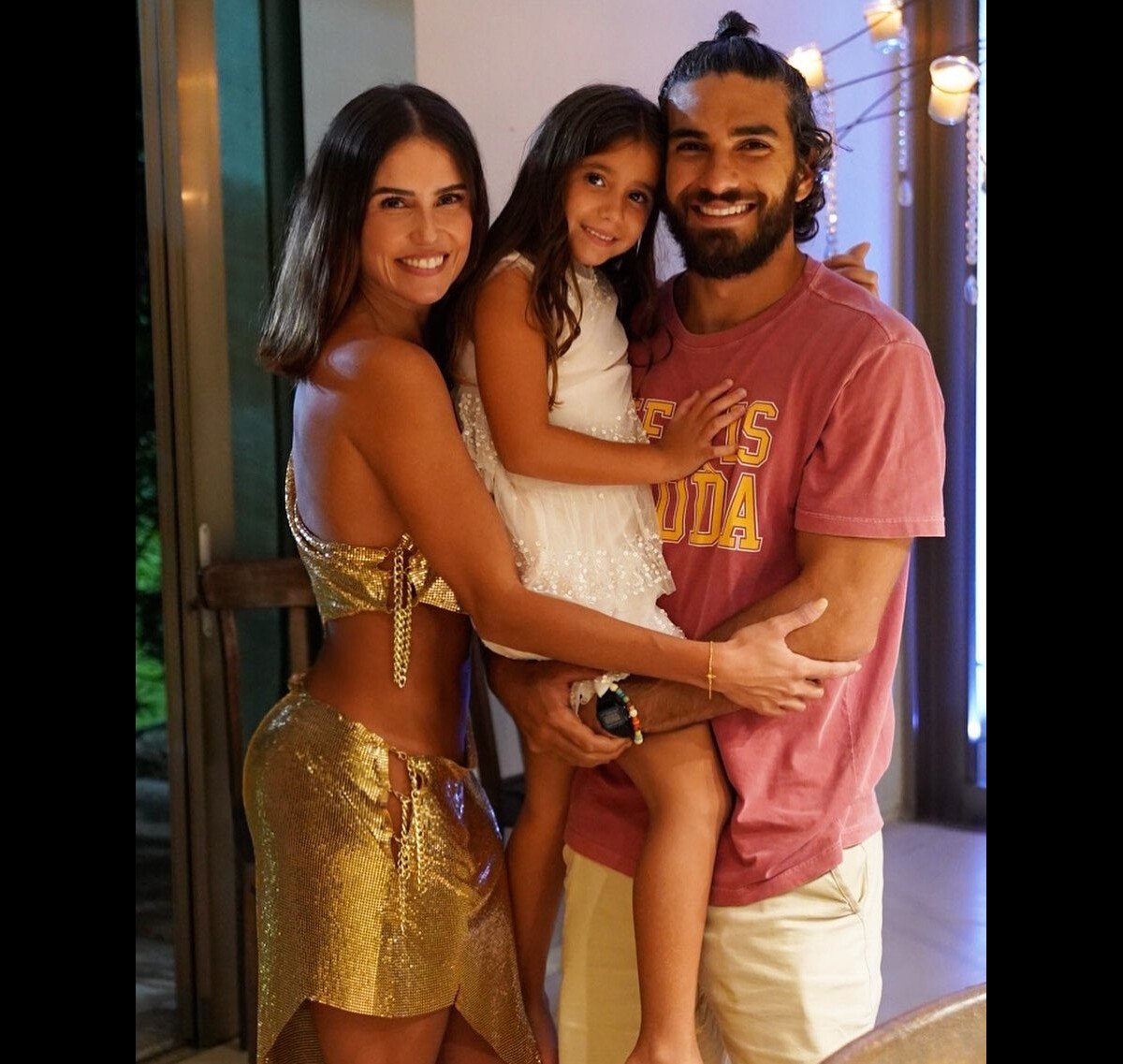 Foto: Deborah Secco com o marido, Hugo Moura, e a filha, Maria Flor, em  réveillon de 2021 - Purepeople