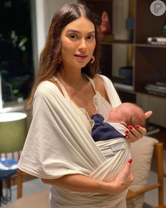 Thaila Ayala apareceu em clique com o filho, Francisco, na véspera de completa 1 mês de vida: 'O lookinho que eu sonhei estar vestindo hoje!'