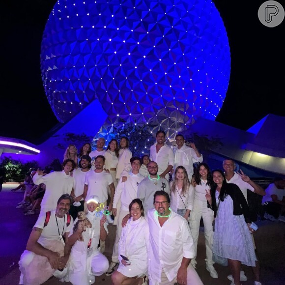 Bruna Marquezine passou o réveillon com a família, a amiga Sasha, Xuxa e mais um grupo de amigos no Epcot, na Disney.