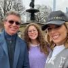 Boninho e a mulher, Ana Furtado, se despediram de 2021 ao lado da filha, Isabella, em Nova York, e posaram no Central Park