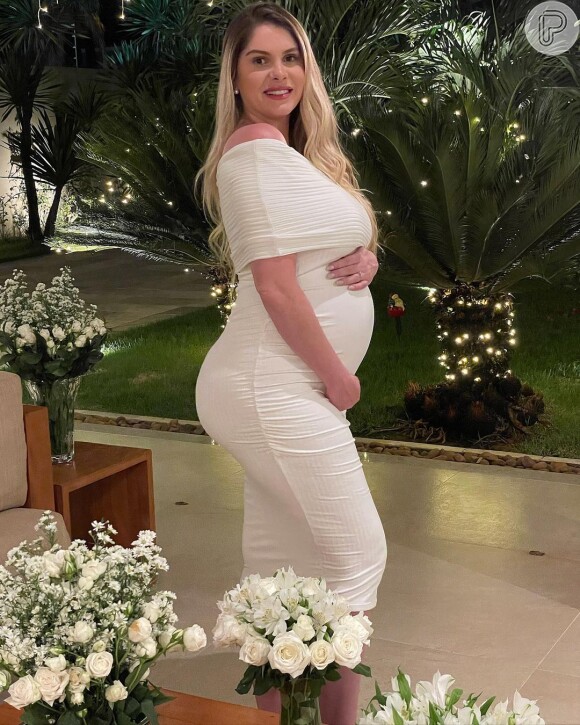 Bárbara Evans posa na noite de réveillon exibindo a barriga de gravidez: 'Minha princesa, mamãe está muito feliz em ter você presente nesse momento. E logo estará em nossos braços'