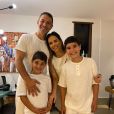 Wanessa Camargo posa com o marido, Marcus Buaiz, com quem é casada há 14 anos, e os dois filhos, João Francisco e José Marcus