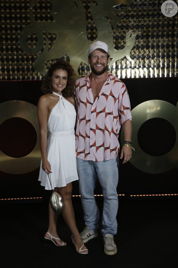 O casal Paloma Bernardi e Dudu Pelizzari marcou presença na festa promovida pela marca Olla no Hotel Fairmont