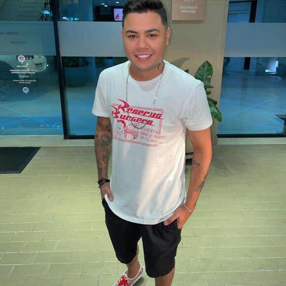 Felipe Araújo está assintomático e cumprindo isolamento em casa