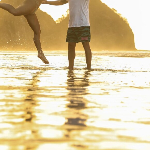 Paolla Oliveira e Diogo Nogueira simularam passos de dança em Fernando de Noronha