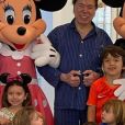 Silvio Santos reuniu mulher, filhas e netos em café da manhã com Mickey Mouse