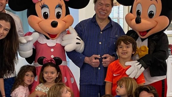 Silvio Santos reúne mulher, 2 filhas e 5 netos em café da manhã com Mickey nos EUA