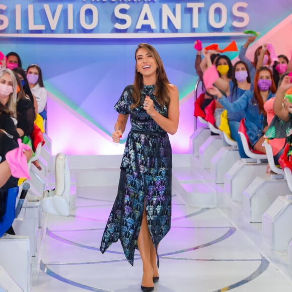 Patricia Abravanel relatou choro ao substituir pai no programa de domingo