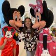 Patricia Abravanel brincou com atores fantasiados e Mickey e Minnie