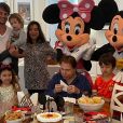 Silvio Santos tomou café da manhã com Mickey Mouse e Minnie em sua casa dos EUA