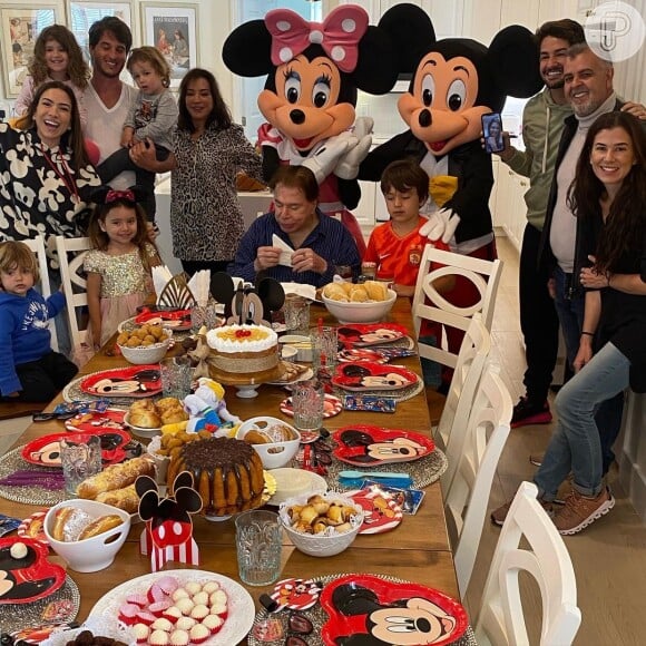 Silvio Santos tomou café da manhã com Mickey Mouse e Minnie em sua casa dos EUA