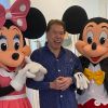 Silvio Santos se divertiu ao receber Mickey Mouse e Minnie Mouse