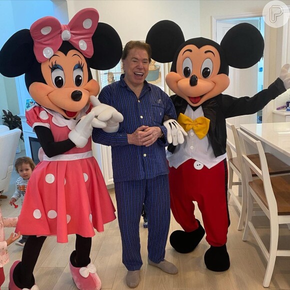 Silvio Santos se divertiu ao receber Mickey Mouse e Minnie Mouse