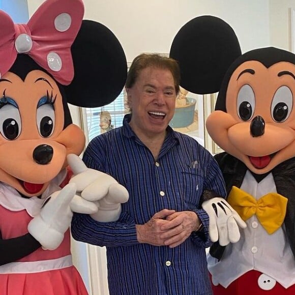 Silvio Santos se divertiu ao receber Mickey Mouse e Minnie Mouse