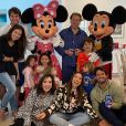 Silvio Santos posa com as filhas Renata e Patricia, a mulher, Iris, os netos, e genros Caio Curado e Alexandre Pato
