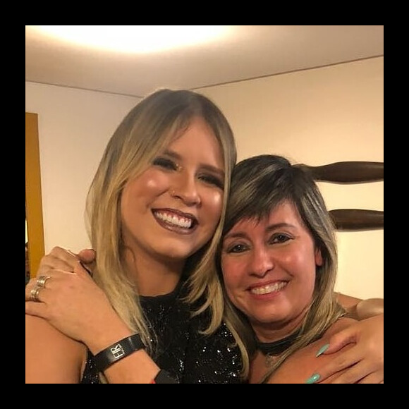 Marília Mendonça posa com a mãe de Murilo Huff, Zaida HUff