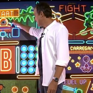 'BBB 22': Tadeu Schdmit também mostrou o ícone na parede com o play 'start' no confessionário do programa, que foi todo decorado com luzes e cores neon