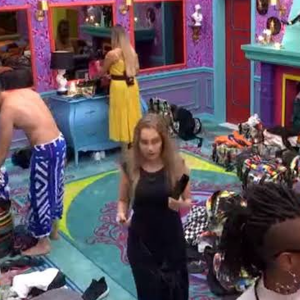 Fiuk apareceu jogado na cama nos primeiros dias de 'BBB 21' e rendeu memes de que estaria morto