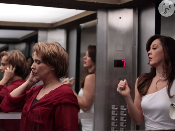 Lívia Marini (Claudia Raia) se prepara para dar o bote em Rachel (Ana Beatriz Nogueira) em 'Salve Jorge'