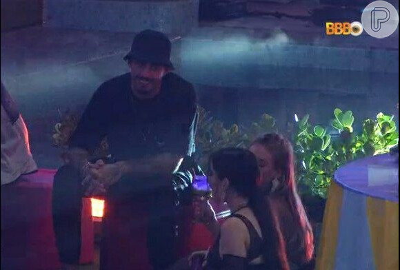 Resposta de Jade Picon a Pedro Scooby na festa do 'BBB 22' gerou gargalhadas de todos os presentes, que se divertiram e chamaram Paulo André para a conversa