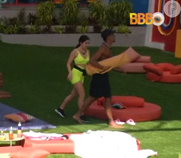 Jade Picon conversou com Paulo André na primeira festa do 'BBB 22', após ser influenciada pelos amigos para ficar com ele