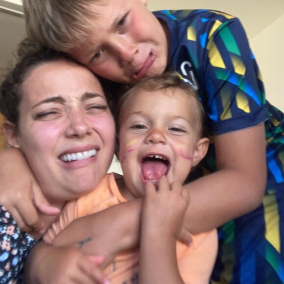 Carol Dantas disse que ama ser mãe, mas que educar um filho não é uma tarefa fácil