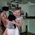 Filha de Tiago Leifert tem 1 ano e está em tratamento contra o câncer nos olhos