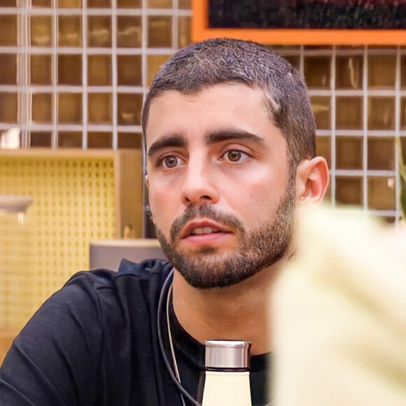 'BBB 22': Pedro Scooby mencionou Luana Piovani no programa várias vezes, chegando a brincar sobre os piolhos dos filhos com os outros participantes do reality