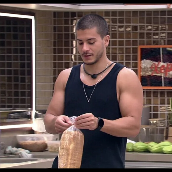 Alimentação de Arthur Aguiar no 'BBB 22' tem virado meme nas redes sociais