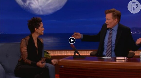 Halle Berry repreende Conan O'Brien por ter borrifado o perfume nas mãos