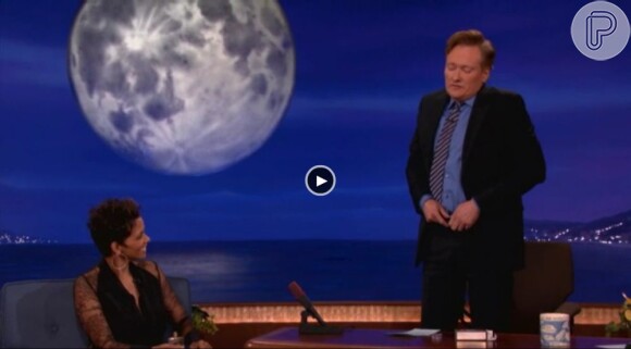 Halle Berry ensina Conan O'Brien a passar perfume entre as pernas. O programa foi exibido em 14 de março de 2013