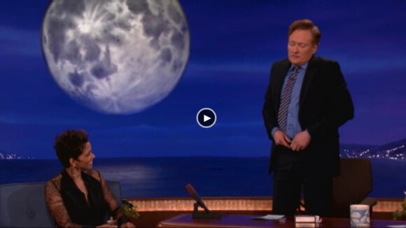 Halle Berry ensina Conan O'Brien a passar perfume entre as pernas: 'Aroma sobe'