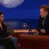 Halle Berry ensina técnica de passar perfume no programa de Conan O'Brien