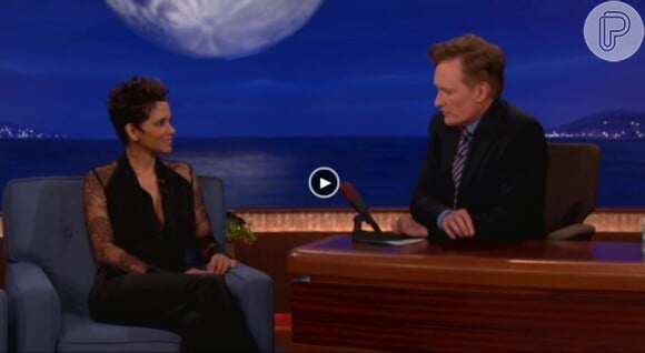 Halle Berry ensina técnica de passar perfume no programa de Conan O'Brien