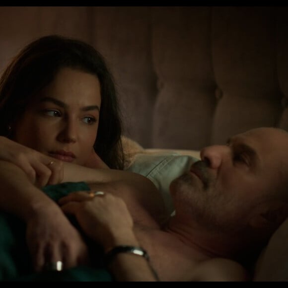 Breno (Marco Ricca) e Cecília (Fernanda Marques) fizeram sexo e agora a noite de amor vai virar assunto na novela 'Um Lugar ao Sol' em tudo que é lado