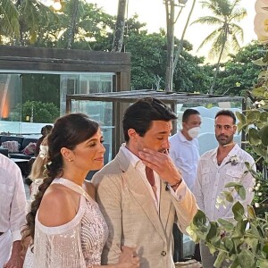 O noivo de Emanuelle Araújo, Fernando Diniz, bastante emocionado, usou um terno de tons claros e descartou a gravata