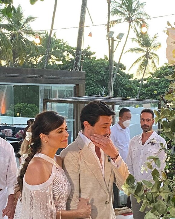 O noivo de Emanuelle Araújo, Fernando Diniz, bastante emocionado, usou um terno de tons claros e descartou a gravata