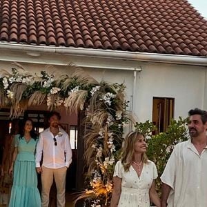 Emanuelle Araújo e Fernando Diniz fizeram um casamento sem dress code, de modo que muitos dos convidados, incluindo os famosos, usaram branco