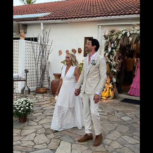 Fernando Diniz entrou na cerimônia de casamento com Emanuelle Araújo ao lado de uma senhora vestida também de branco
