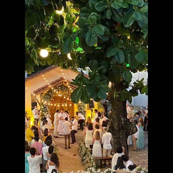 Emanuelle Araújo e Fernando Diniz selaram a união em um casamento para cerca de 50 pessoas em uma pousada pé na areia, na Bahia