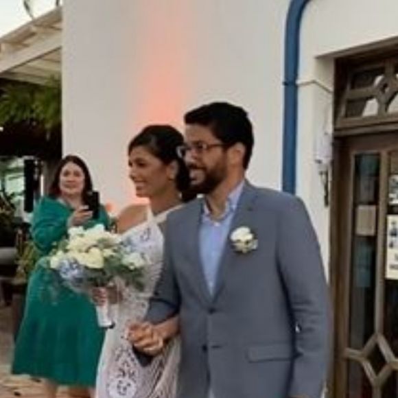 Emanuelle Araújo usou um vestido de casamento com recortes e franjas no lugar das mangas, além de ter optado por uma longa trança nos cabelos