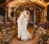 Casamento de Emanuelle Araújo e Fernando Diniz: casal se beijou após troca das alianças, quando noite já tinha caído