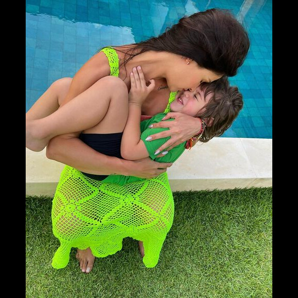 Andressa Suita explicou que, embora os filhos estejam matriculados na escola, os dois ainda não começaram, de modo que o animal os acordou à toa