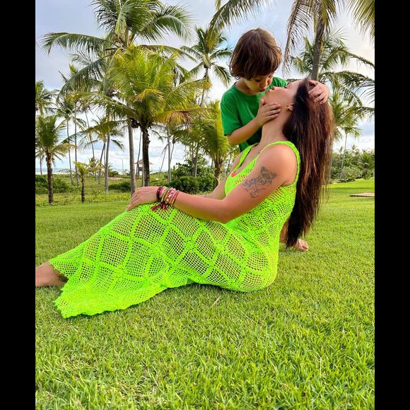 Andressa Suita também explicou que a escola dos dois filhos é à tarde, de modo que, nem se as aulas tivessem começado, ela seria obrigada a acordá-los tão cedo